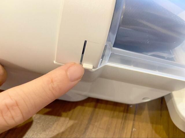 【アイリスオーヤマ 布団クリーナーハイパワー】溜まったゴミを捨てたい時は、こちらをカチッと外しましょう