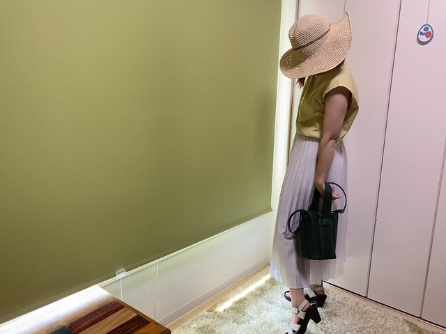 【ワークマン レディースソロテックス(R)使用シーンレスノースリーブTシャツ】プリーツスカート、ヒールのサンダルを合わせると一気に女性らしく