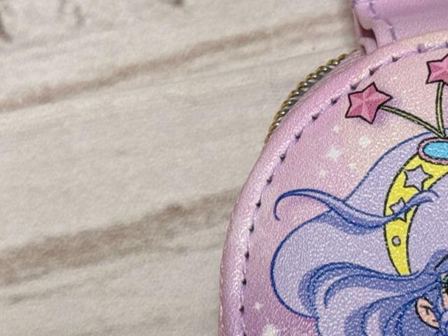 素材は高級感のある合成皮革