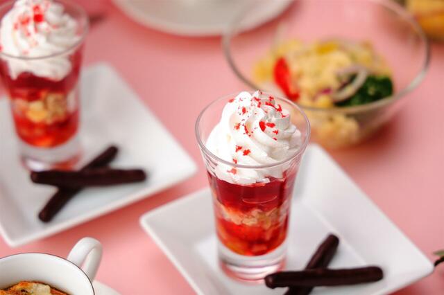 「いちごのミニパフェ」＜期間：2024年12月1日～2025年2月28日＞【キラキラ苺スイーツ＆ホテルグルメの3段ティースタンドで優雅に楽しむ「ロイヤルアフタヌーンティーセット～いちご～」開催】　