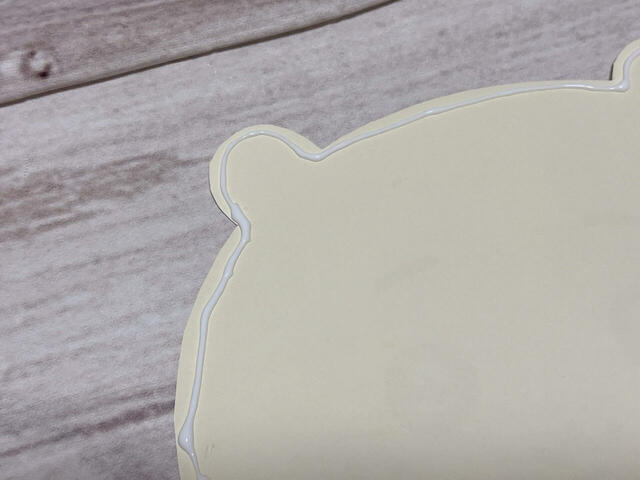 ちいかわのお顔の裏面にボンドを塗ります