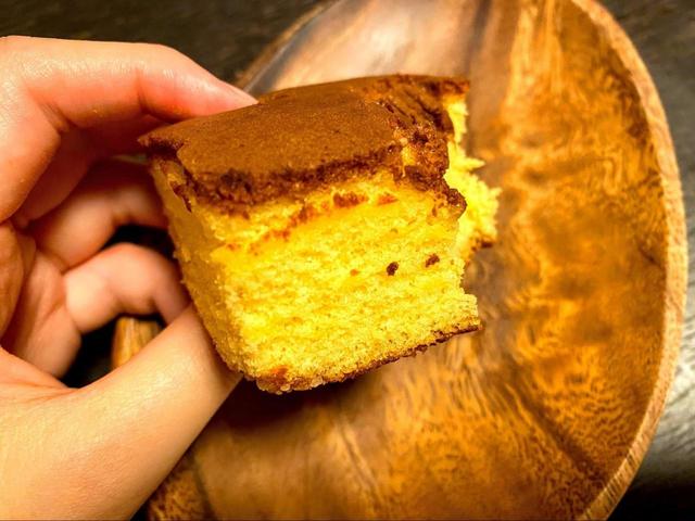 【くら寿司 はちみつカステラ】底のザラメが良い食感です