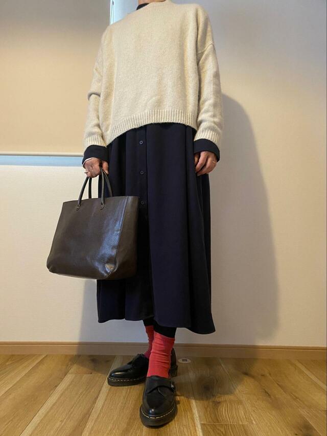 【無印良品 両面起毛フランネルスタンドカラー長袖ワンピース】通勤用のきれいめコーデ。上にニットを着るとボリュームのあるスカート感覚で着られます