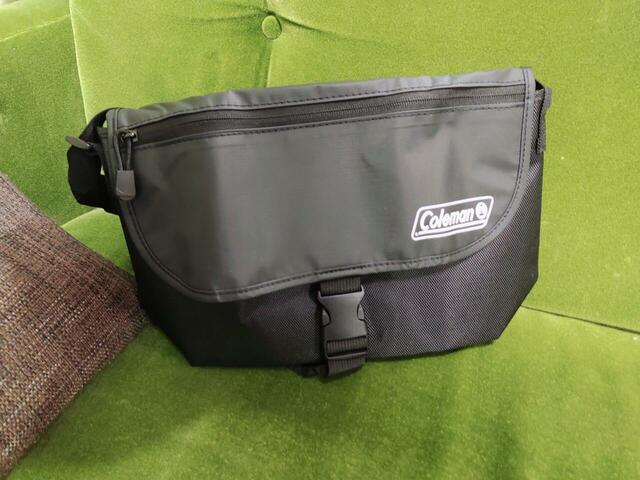 マチがあるので、荷物を入れると自立する