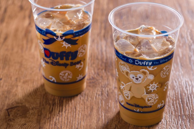 アイスキャラメルミルクティー、スーベニアドリンクボトル付き 1400円｜ケープコッド・コンフェクション｜東京ディズニーシー「ダッフィー＆フレンズのスプリング・イン・ブルーム」スペシャルメニュー