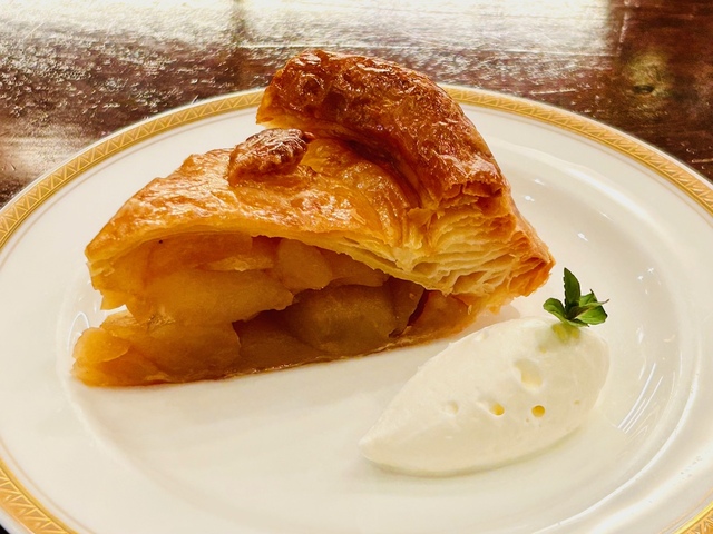 【トリコロール本店】店で作っているアップルパイ。３日前までに頼めば、ホールでのテイクアウトも可能です（5,000円）