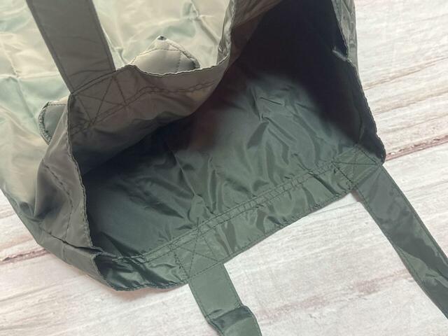 内側はポケットなどはないシンプルな作り