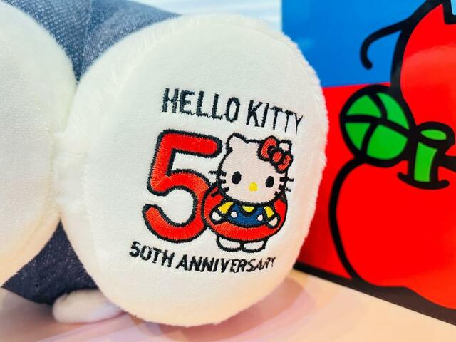 【HELLO KITTY 50th～ハッピーアニバーサリー★～】特賞「BIG! ハローキティ ぬいぐるみ」足裏には50周年記念の特別刺繍が！
