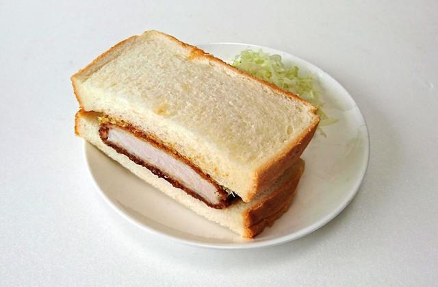 【カークランドシグネチャー　かつサンド　1.22kg　1980円】厚さ約6cm、とんかつ部分だけでも約3cmもある