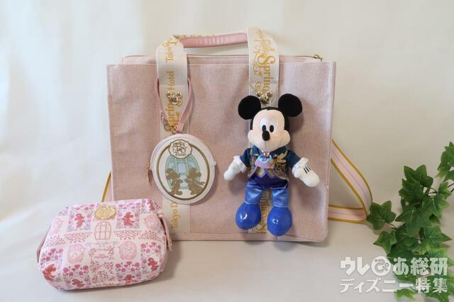 ファンタジースプリングスホテル「トートバッグ ポーチ＆コインケースセット」ぬいぐるみバッジをつけた様子