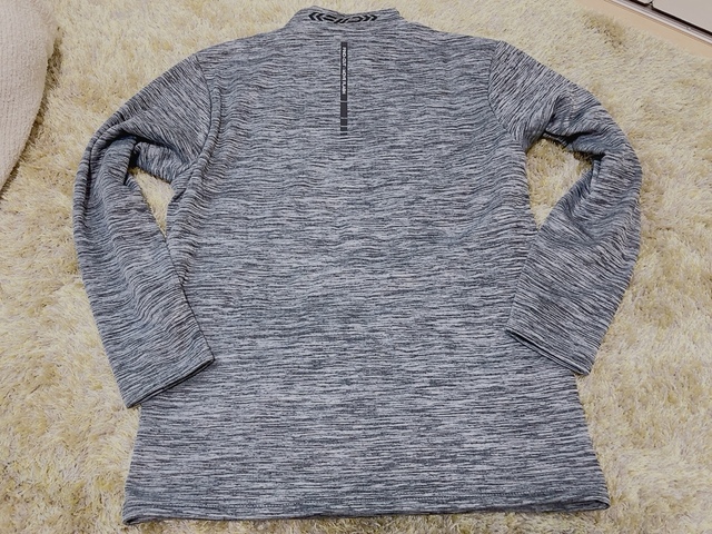 【ワークマン MOVE FLASH ブロックフリースハイネック】後ろには反射材も付いていて安心