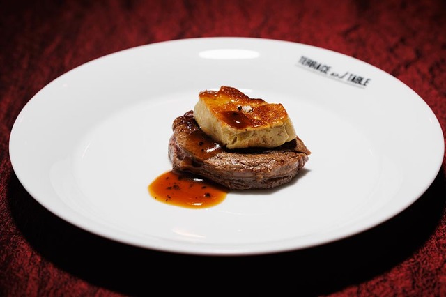 「牛フィレ肉のロッシーニ風」<期間:2025年12月19日~25日>【クリスマス期間限定で「牛フィレ肉のロッシーニ風」が登場♪ホテルメトロポリタン川崎で「ウィンターボヤージュビュッフェ」開催】