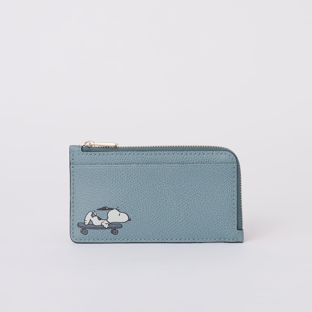 【PEANUTS×FURLA】「フルラ カメリア S カードケース」¥22,000(税込み)、W13 x H18 x 2cm(全2色)