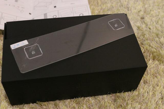 【山崎実業Tower ウォールペーパーホルダー】シールを剥がして壁に貼ります