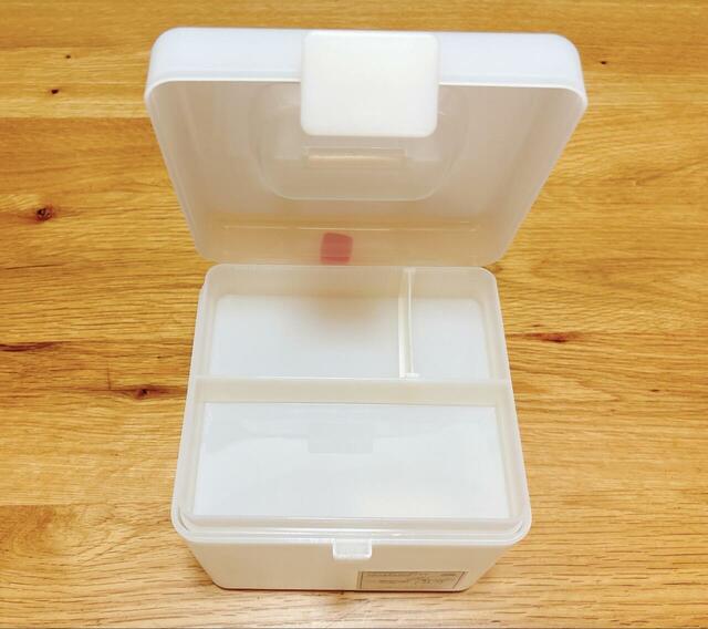 【3COINS シアーメディスンボックス】上下2段に分かれているため、入れる物の種類や使用頻度に合わせて整理できます◎