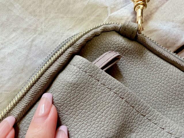 バックのポケットの中には、ループ付き。カラビナや鍵がつけられます！