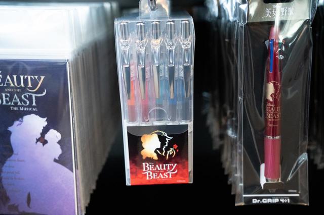 ペンセット5色 2,200円｜サイズ：W60㎜×H150㎜(パッケージ入り）｜劇団四季 ディズニーミュージカル『美女と野獣』東京ディズニーリゾート内舞浜アンフィシアター公演オリジナルグッズ