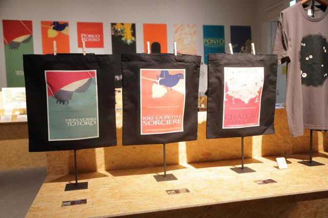 ビッグトート／となりのトトロ、魔女の宅急便、ハウルの動く城　各3,300円　©Studio Ghibli