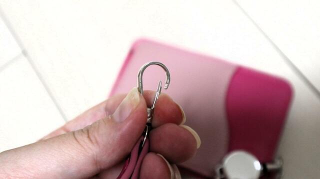 【3COINS バイカラーフラグメントケース】ループの先端は片方が小さなナスカンパーツになっています