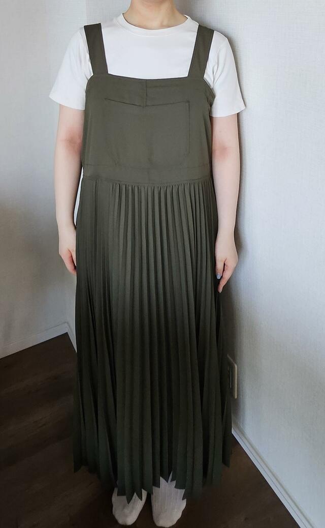 【UNIQLO：C プリーツストラップワンピース】丈は肩紐のボタンで3段階に調節できるので、自分好みのバランスで着こなせます