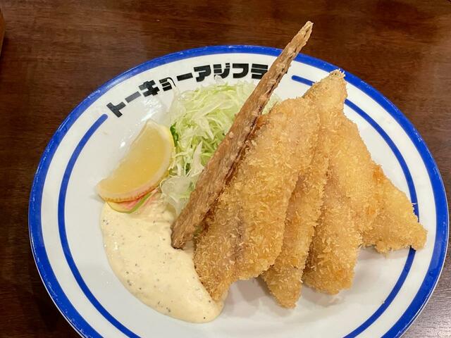 【トーキョーアジフライ】揚げ時間が1分弱のアジフライは、黄金色に輝いていた