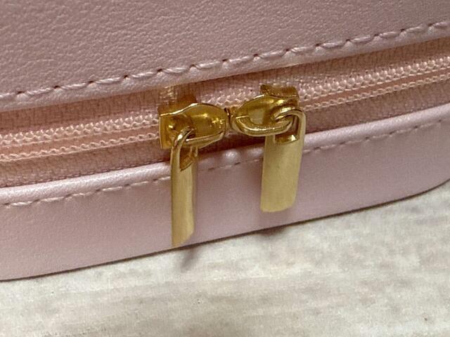 ゴールドのファスナートップが大人かわいい！