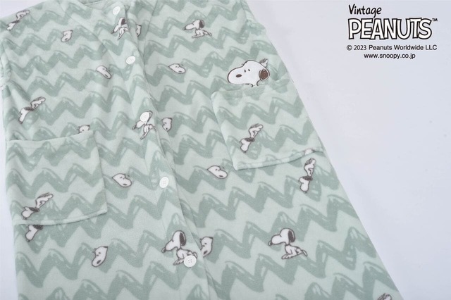 【PEANUTS】「PEANUTS 着る毛布」¥6,050(税込)、サイズ:肩幅60cm、着丈110cm、裾幅60cm、カラー:グレージュ、グリーン(写真)