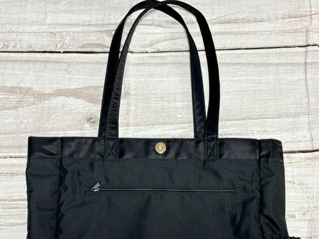 内側の背面側にはファスナーポケット付き。貴重品を入れるのがおすすめ！