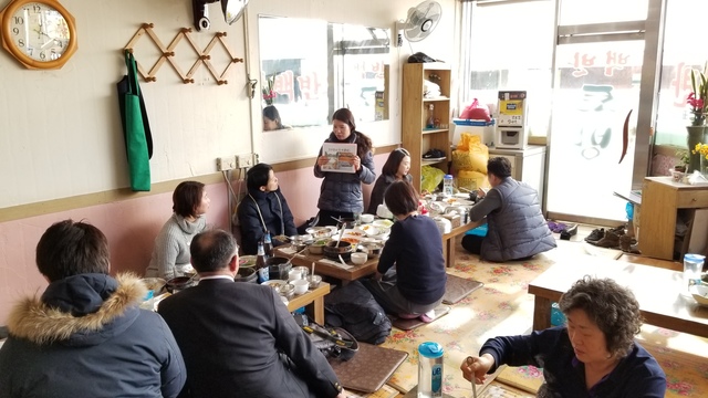 『土房』のフロアは、入口で靴を脱いで座敷に上がるタイプ。1人の場合は相席になる。左手の壁にかかっている緑色のエプロンの下が『孤独のグルメ』の五郎さんが座った席