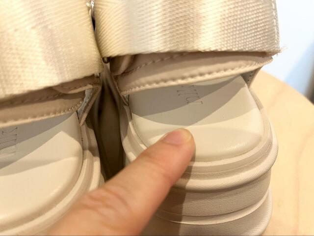 【niko and ... 厚底コンビサンダル】クッション性のある厚めの低反発スポンジ入りで、足当たり良好です