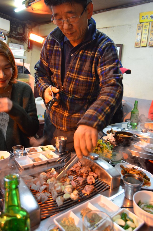 “夫婦で切り盛りしていて、旦那がまめまめしく働く店に外れなし”は、筆者が長年の飲食店取材で得た法則だが、『味カルメギサル専門』はその典型。写真は各テーブルを回って食べ方の説明をするご主人。サービスをたっぷり受けたいなら、店内の席に陣取ろう