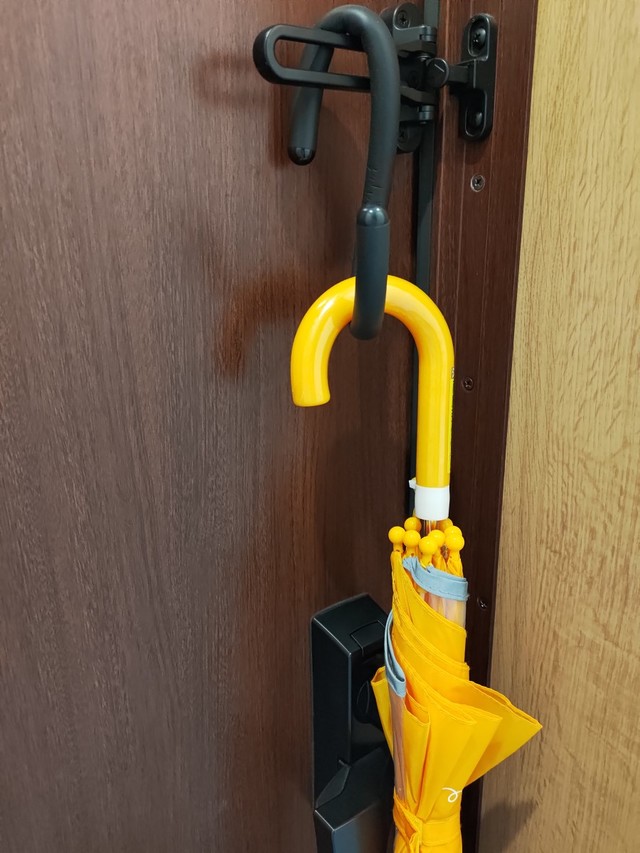 【キャンドゥ】ソフトマルチタイ くね～る　※筆者宅には車がないので別の場所で使用。カサくらいの軽さであればまったく問題なく掛けられる