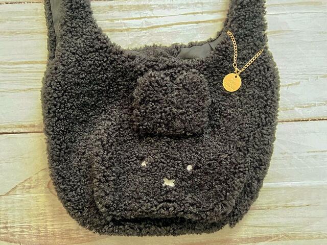 フロントにミッフィーのお顔が刺繍されているキュートなデザイン！
