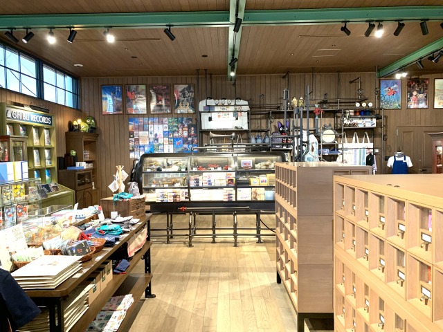 「冒険飛行団」の店内