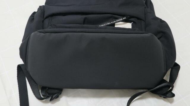 【adidas(アディダス) マストハブ バックパック】素材がやわらかくふわふわなのがこのリュックの特徴!底はシリコンに似た感触のすべりにくい素材です◎