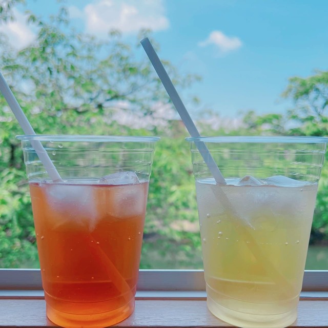 【ベッジュマン＆バートン】ティースパークリング「ヴェルジェ」「パンセ」（店頭にて各￥550 / 税込み）