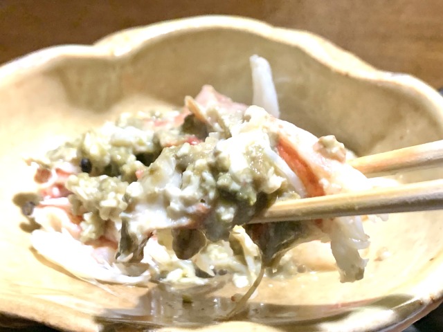 蟹みそに身を足して贅沢な酒のつまみが楽しめる