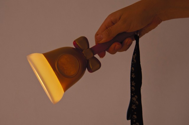 おもちゃ 2,300円｜直径約10.5×高さ約21.5cm 2種類のモードが楽しめます｜東京ディズニーリゾート「ディズニー・クリスマス」2019｜販売店舗：東京ディズニーシー「エンポーリオ」