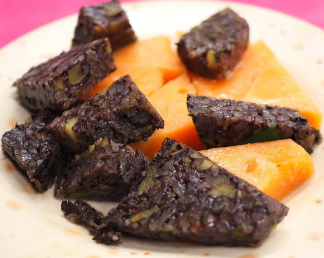 【台湾食べ歩きの旅 #17】嘉義名物の豬血糕（ズーシエガオ）。よく見ると豚の血ともち米に加えて、みじん切りのさつまいもが入っており、ほんのりと甘いので食べやすい