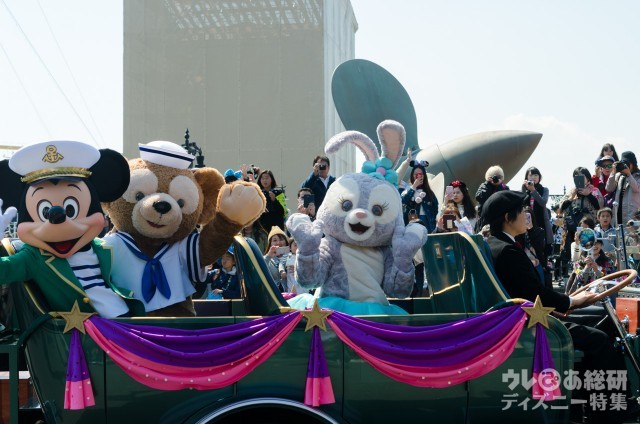 ミッキーとともに、ステラ・ルーを紹介するダッフィー