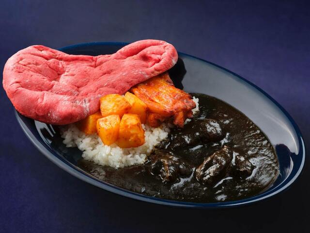 スペシャルビーフカリー、タンドーリチキン添え（辛口） 1,580円｜東京ディズニーリゾート「ディズニー・ハロウィーン」スペシャルメニュー｜販売店舗：東京ディズニーシー「カスバ・フードコート」｜販売期間：2025年9月16日（火）〜10月31日（金）