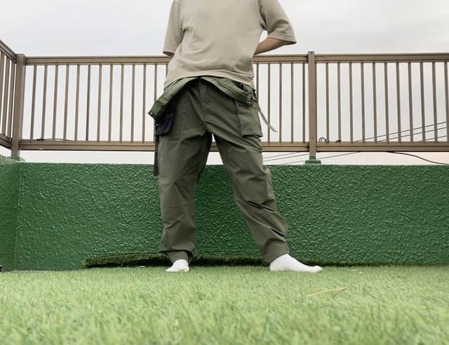 【ワークマン レディースガーデニングサロペット】胸元のファスナーを開けて着るとまた雰囲気が変わります！