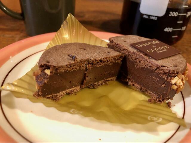 【ローソン　ショコラテリーヌサンド】たっぷりのテリーにが美味しそう