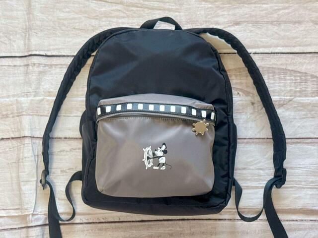 耳を倒せば、シンプルなデザインのリュックに早変わり!気分で変えて持てるなんてすごすぎる…!