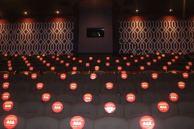 新型コロナウイルス感染対策のため一席空けの座席案内に