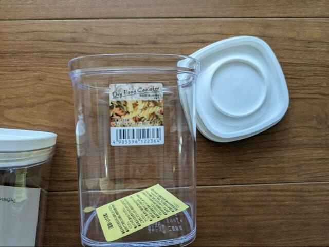 【ドライフードキャニスター】ふたはタッパーのようにきちんと閉まる素材