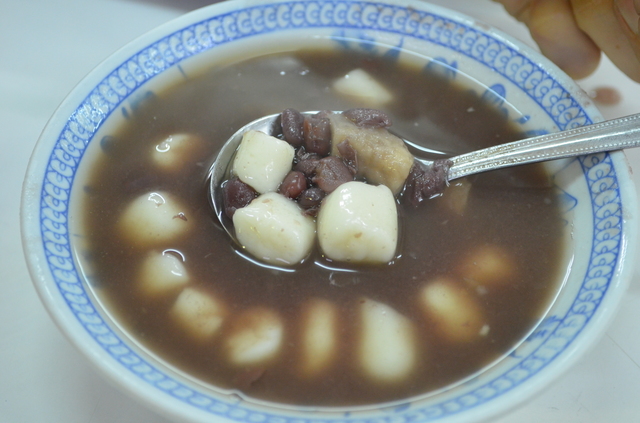 小さな湯圓をお汁粉のようなスープに入れるタイプもある