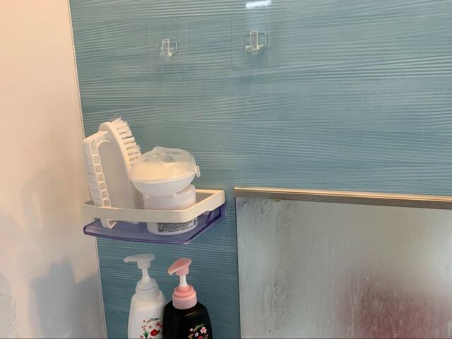 【山崎実業 フィルムフック サニタリーラック ホワイト】本体の幅を確認し、取り付け部にフィルムフックを設置