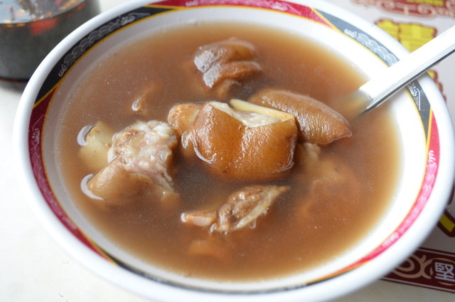 ぷるぷるの豚足にはコラーゲンがたっぷり。当帰のスープは風味もまろやかで飲みやすい。これで70元は破格