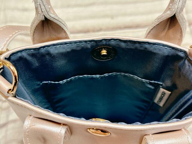 内側にポケット付き。裏地はブルーグレーカラーで素敵！